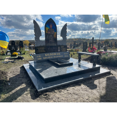Пам'ятник військовому з крилами